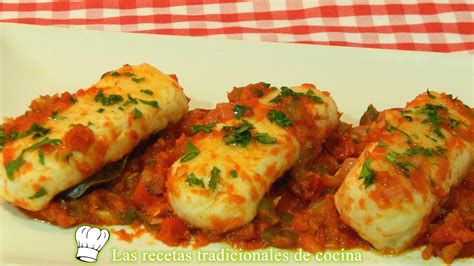 Merluza al horno con vinagreta de pimiento, tomate y cebolla