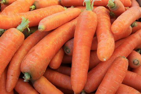 Zanahorias frescas en un mercado