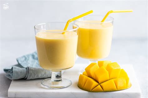 Batido de mango y almendras servido en copas con hielo