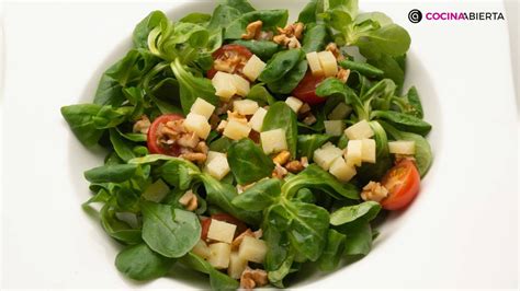 Plato de ensalada fresca con canónigos, nueces y queso