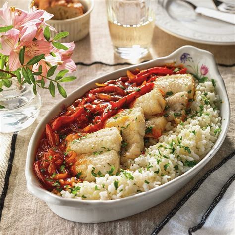 Plato de merluza encebollada con verduras