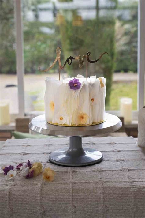 Tarta decorada con obleas de arroz y flores de papel