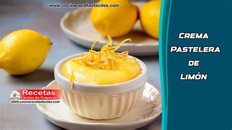 Crema pastelera en un cuenco con ralladura de limón