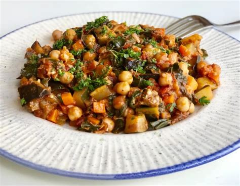 Plato de garbanzos con berenjena y calabacín