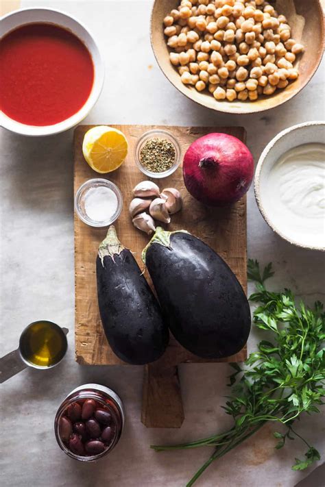 Ingredientes frescos para garbanzos con berenjena y calabacín