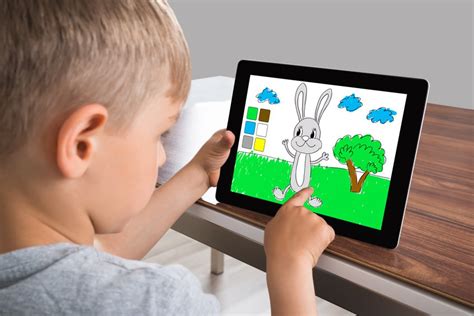 Niños interactuando con recursos digitales educativos