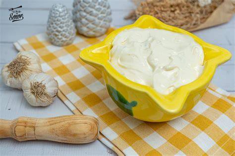 Alioli en un cuenco con aceite de oliva y ajos