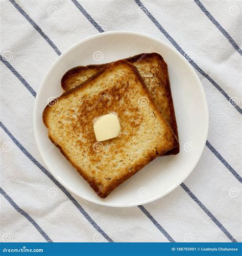 imagen de una tostada con mantequilla cayendo al suelo