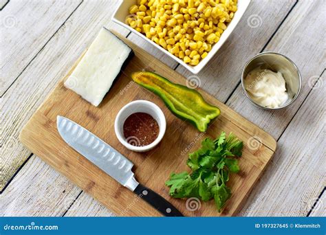 Ingredientes cortados listos para montar el tartar