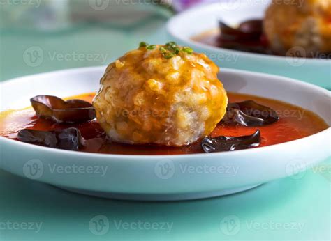 Albóndigas en salsa hirviendo a fuego lento