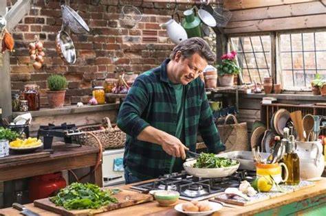 Jamie Oliver cocinando en su cocina