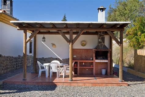 Zona de barbacoa rústica en el campo