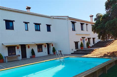 Piscina exterior de un alojamiento rural en verano