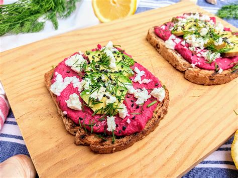 Tostada de hummus de remolacha con queso feta