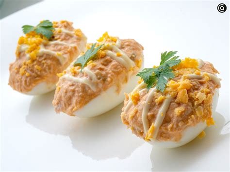 Huevos rellenos de bonito con aceitunas y tomate
