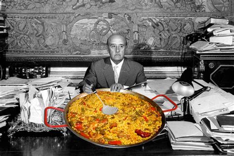 Franco comiendo paella con un séquito de militares