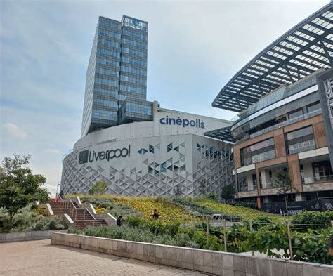 Fachada de Cinépolis VIP con indicación de su ubicación