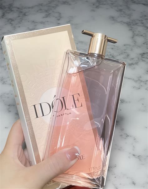 Frasco de perfume Idôle de Lancôme con sus notas principales
