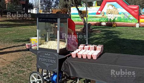 Máquina de palomitas con diseño vintage en un evento