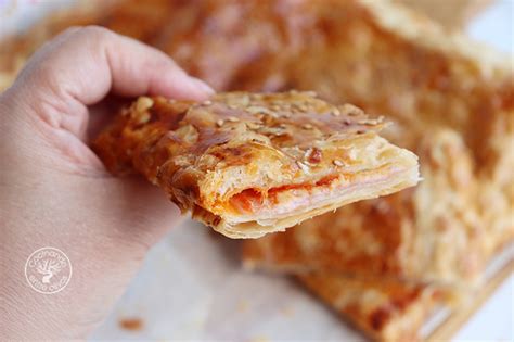 Empanada de hojaldre con salchichas y queso