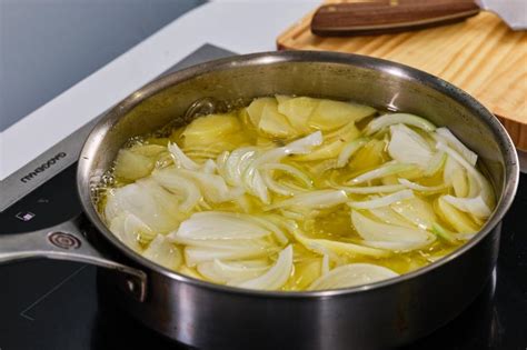 Cebolla pochándose en una sartén