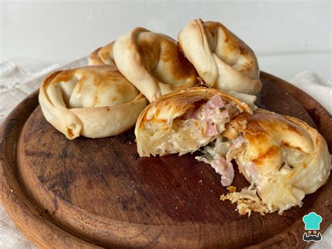Proceso de montaje de la empanada con salchichas y queso