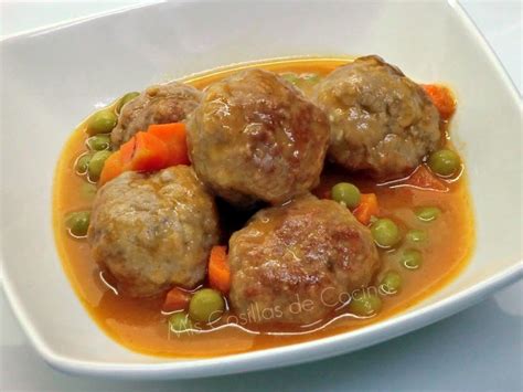 Plato de albóndigas con guisantes y zanahorias baby