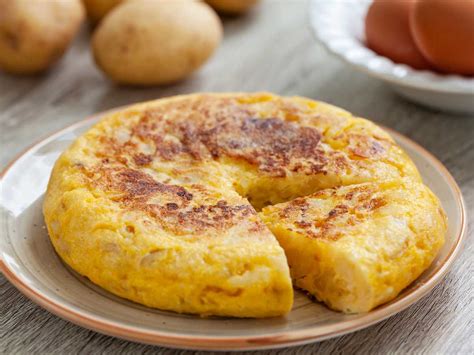 Tortilla de patatas vegana en sartén