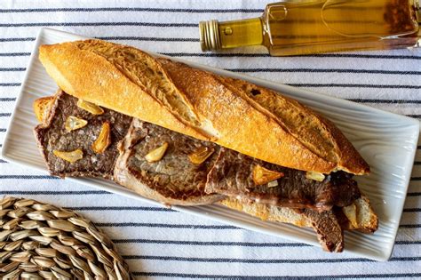 Un delicioso pepito de ternera recién hecho