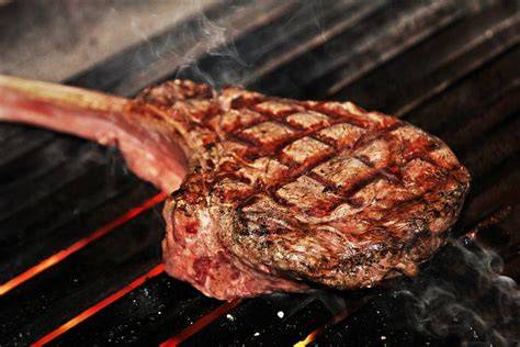 Corte de carne Tomahawk en una parrilla