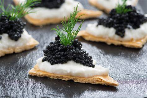 Canapés variados con huevas de bacalao y sucedáneo de caviar