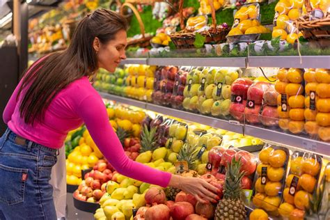 Personas comprando y socializando en el Mercado del Tiro de Línea