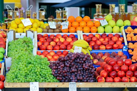 Puesto de frutas y verduras frescas en el Mercado del Tiro de Línea
