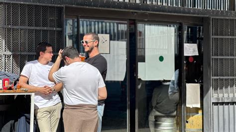 Jóvenes socializando en los bares del Mercado del Tiro de Línea