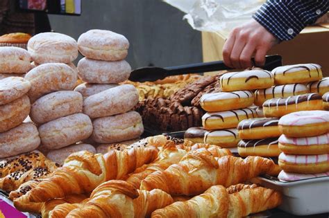 Variedad de productos de panadería y pastelería en La Martina