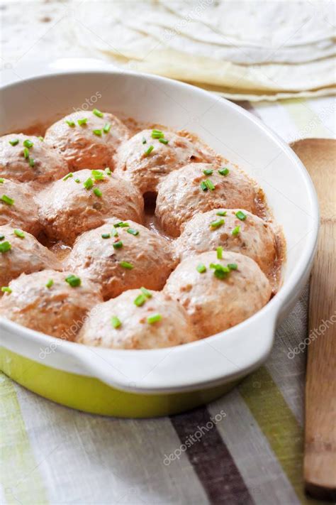 Bandeja de albóndigas de coliflor recién horneadas
