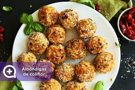 Albóndigas de coliflor servidas sobre una cama de crema de calabaza