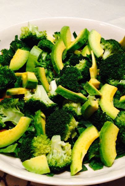 Ingredientes principales de la ensalada de brócoli y aguacate