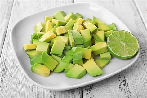 Aguacate en cubos para ensalada