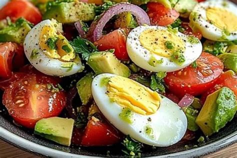 Ensalada de brócoli, aguacate y huevo montada