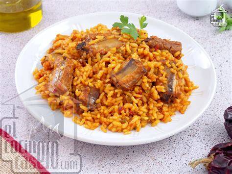Arroz con costillas recién hecho en un plato