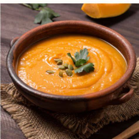 Plato de crema de calabaza y espárragos con guarnición