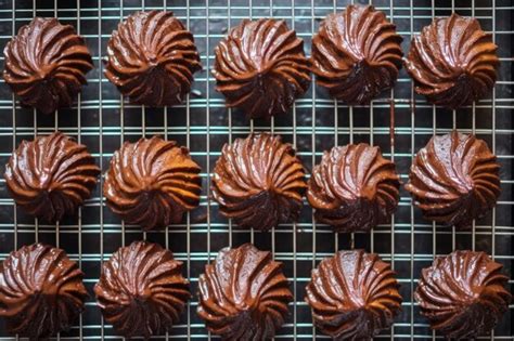 Bizcochos de chocolate enfriándose en una rejilla