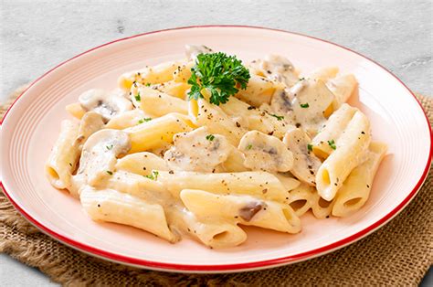 Pasta cremosa con salsa de cuatro quesos
