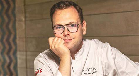 El chef Manuel Costiña trabajando en su cocina de vanguardia