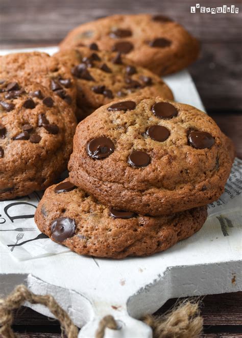 Galletas con chips de chocolate saludables en una mesa con ingredientes frescos