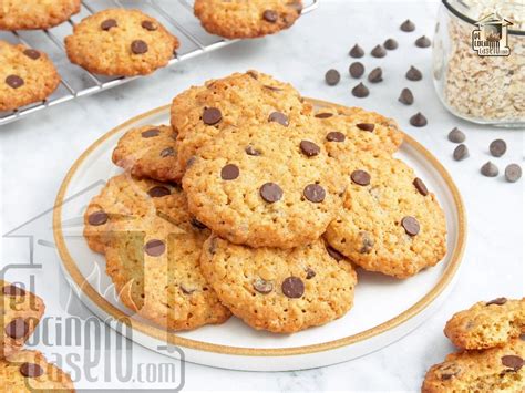 Galletas de avena con chips de chocolate en un recipiente hermético
