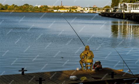 Pescador con caña en un entorno natural