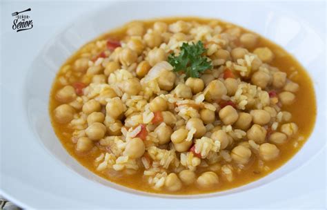 Plato de arroz con verduras y garbanzos