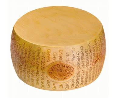 Rueda de queso Parmesano Reggiano curándose